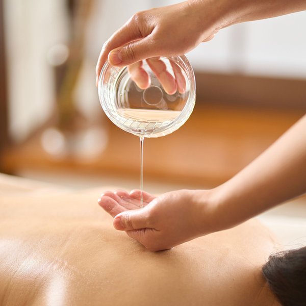 Serenity massage with warm oils at Cova Spa
